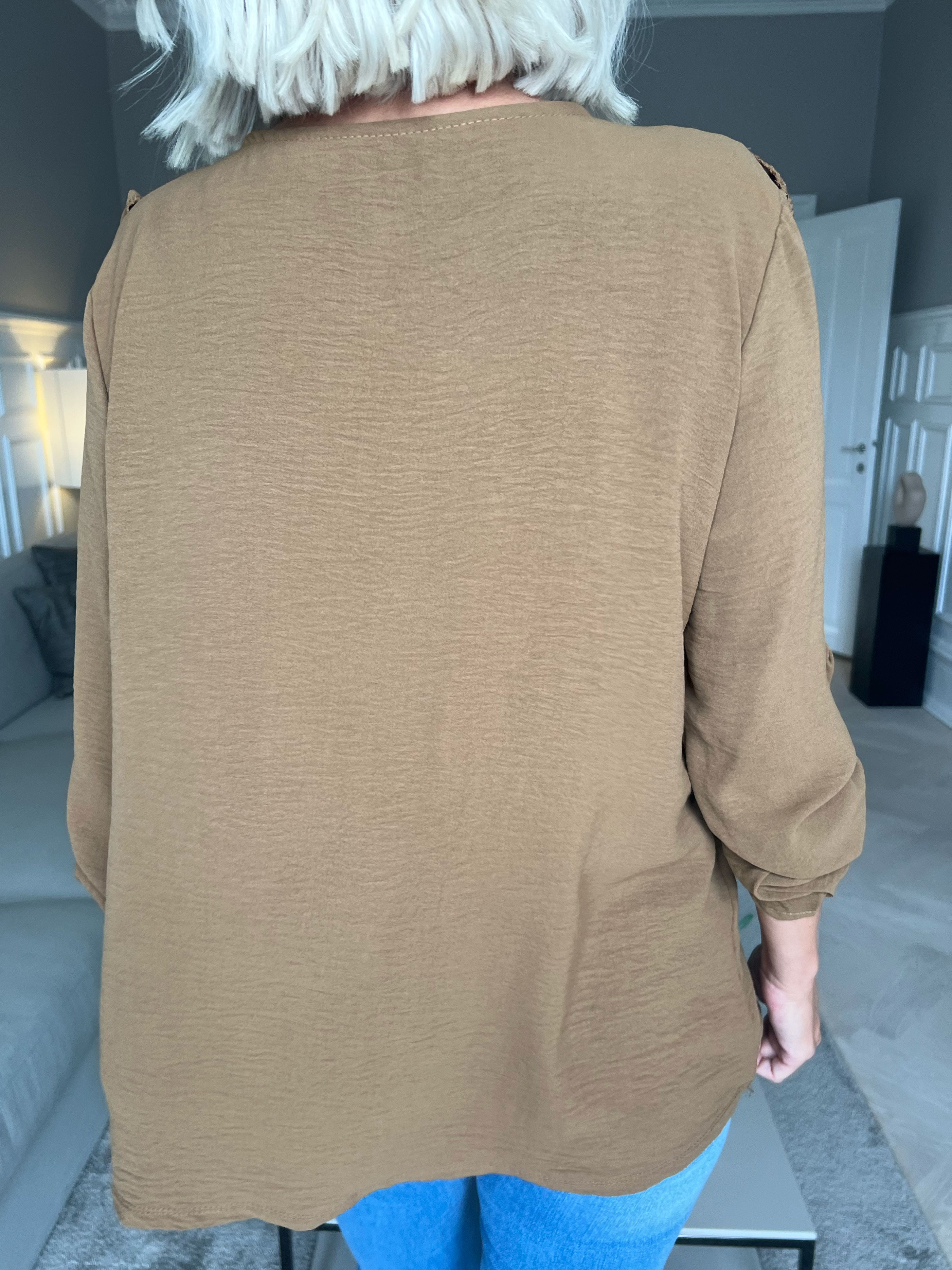 Nicola - Sød bluse med flæser og knapper